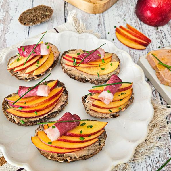 Tartines Foie Gras, Magret prétranché et Nectarines
