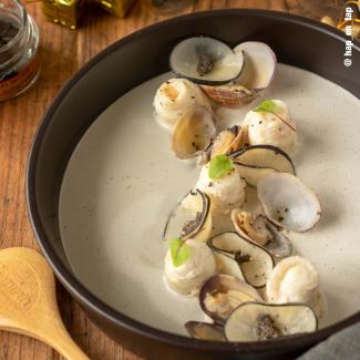 Soupe de vongole au vin blanc avec sole, radis noir et truffe