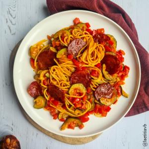 Spaghettis à la sauce tomate, au chorizo et courgettes