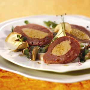 Tranche de Magret de Canard fourré au bloc de Foie Gras de canard en salade de cèpes confits et crus