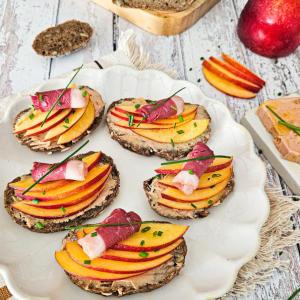 Tartines Foie Gras, Magret prétranché et Nectarines