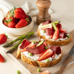 Tartines faisselle, magret, fraise
