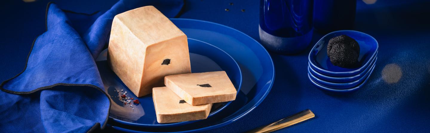 Foie Gras truffe dans assiette bleue - Edouard ARTZNER